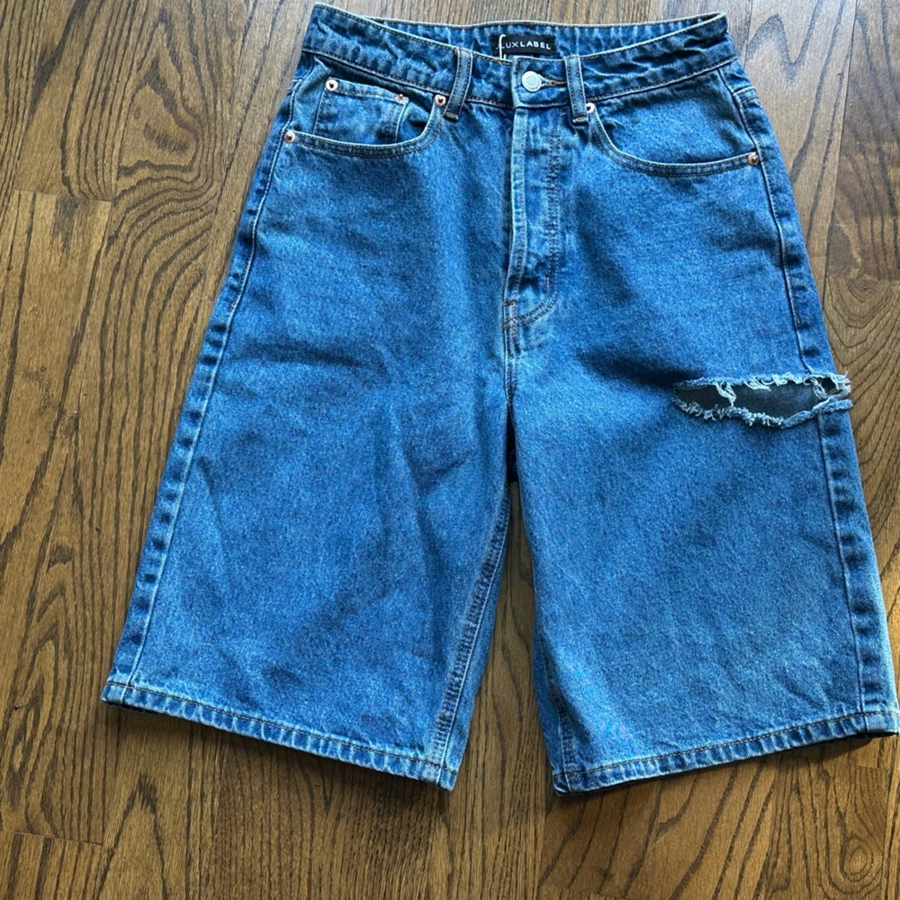 NWT Jluxlabel X Nat & Liv Knee Length Medium Wash Distressed Shorts Sz Small